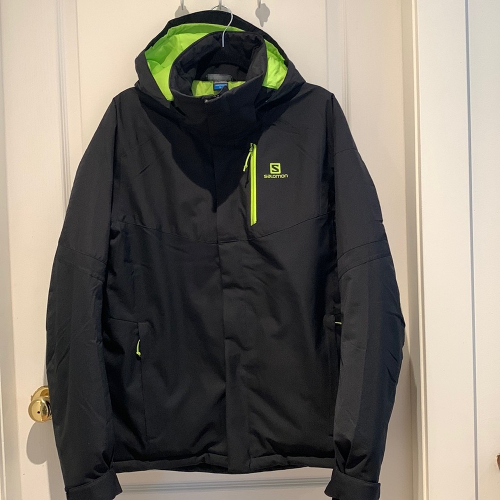 Like new. Women’s Salomon ski jacket